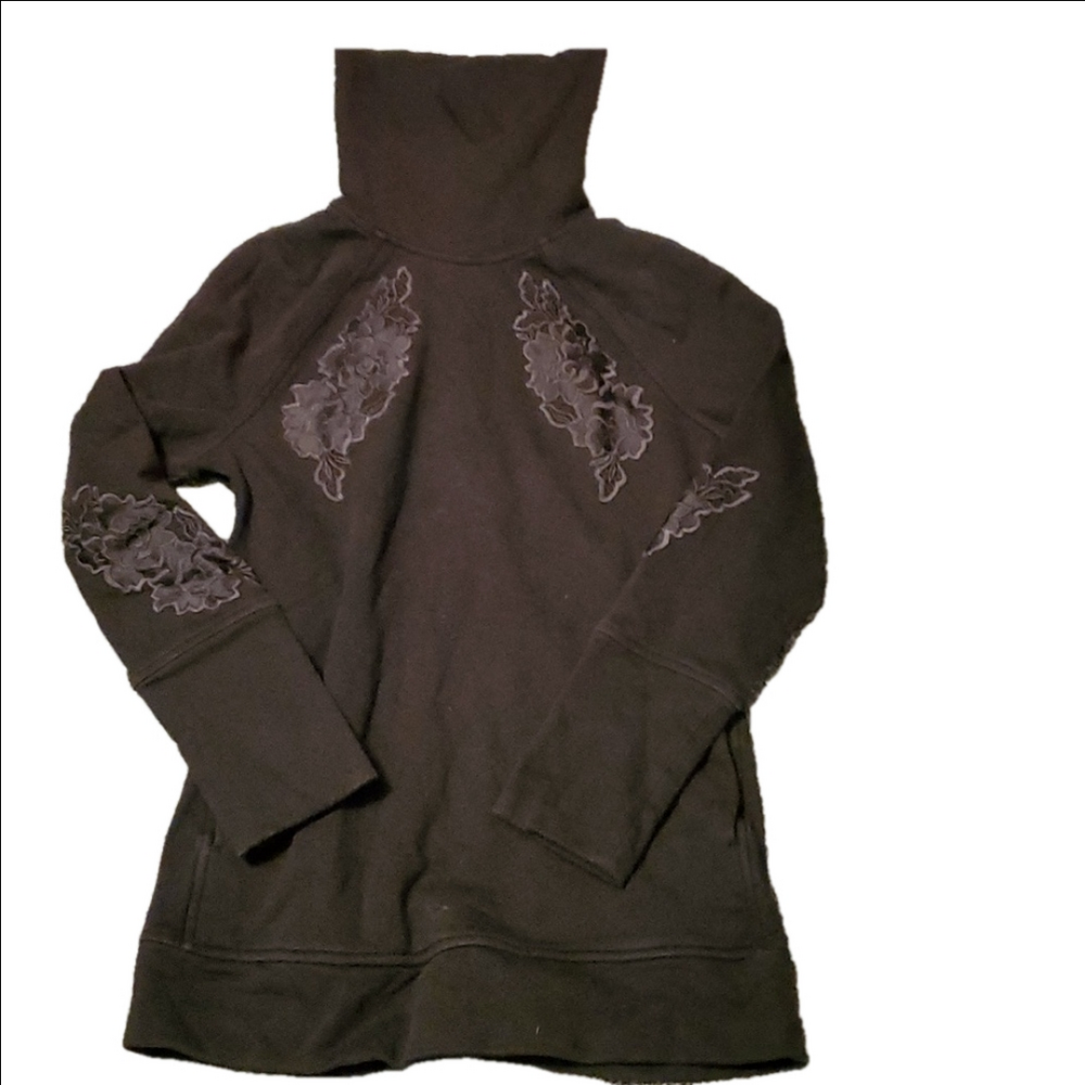 #72 LULULEMON Turtleneck with embossed appliques t190
